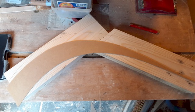 Mal van de boog overzetten op de houten delen